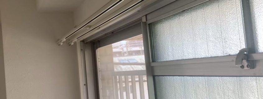 丁寧に塗装された窓枠と水平に取り付けられたカーテンレールの仕上がり。入居前の原状回復工事で明るさと美観が向上した様子。