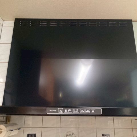 リンナイ製スリム型レンジフードを新しく設置した大田区W様邸のキッチン。ブラックの艶パネルが映えるスタイリッシュな仕上がりで、省エネLED照明を搭載。