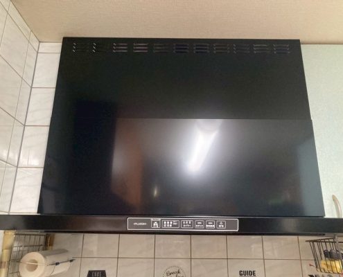 リンナイ製スリム型レンジフードを新しく設置した大田区W様邸のキッチン。ブラックの艶パネルが映えるスタイリッシュな仕上がりで、省エネLED照明を搭載。