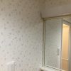 サンゲツ「FE-76826」に張り替え。小花柄がやわらかに広がる明るく上品な洗面室に一新しました。