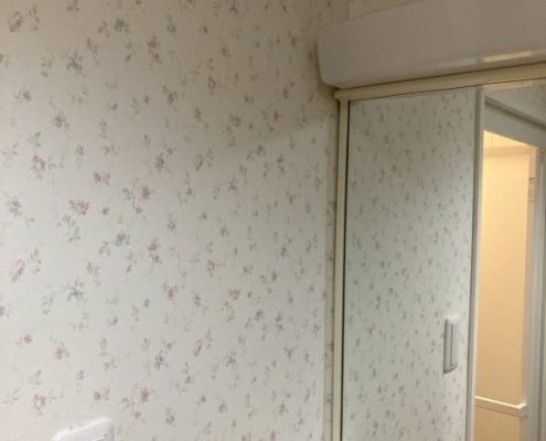 サンゲツ「FE-76826」に張り替え。小花柄がやわらかに広がる明るく上品な洗面室に一新しました。