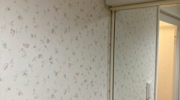 サンゲツ「FE-76826」に張り替え。小花柄がやわらかに広がる明るく上品な洗面室に一新しました。