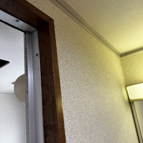 既存のクロスは経年による黄ばみがあり、やや暗い印象の洗面空間でした。