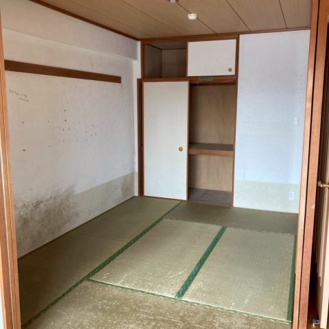 東京都大田区 I様邸｜劣化が進んだ和室の施工前写真。畳の傷み、砂壁の汚れ、天井のくすみが目立ち、押入れが使われず物置状態になっている様子。