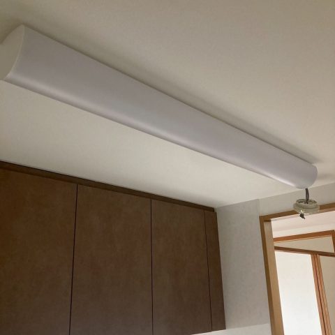 東京都大田区のマンションI様邸キッチン施工後。蛍光灯からLED一体型天井照明へ交換し、明るく清潔感のある空間に改善
