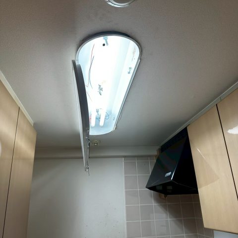 東京都大田区のマンションI様邸キッチン施工前の天井照明。長年使用された直管蛍光灯照明で、内部部品の経年劣化が見られる状態