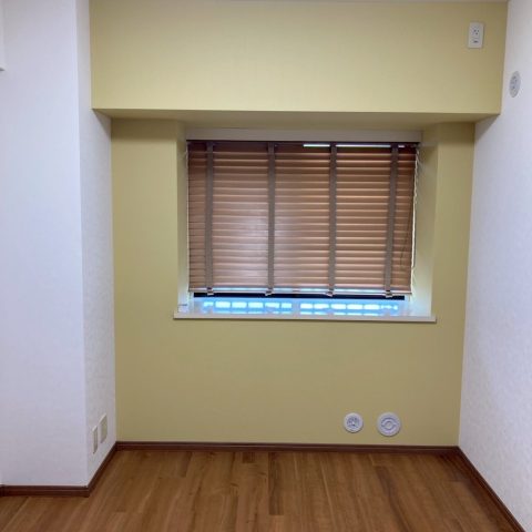 東京都大田区のマンションT様邸で施工した洋室のクロス張替え後の様子。アクセントクロスを取り入れ、明るく温かみのある空間に仕上げた内装リフォーム事例