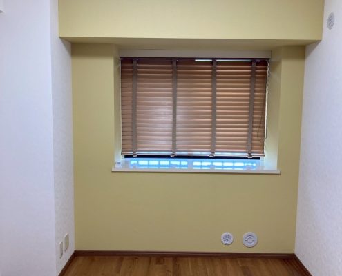 東京都大田区のマンションT様邸で施工した洋室のクロス張替え後の様子。アクセントクロスを取り入れ、明るく温かみのある空間に仕上げた内装リフォーム事例