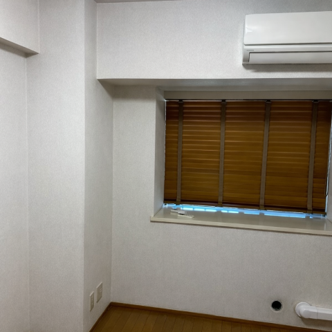 東京都大田区のマンションT様邸にて、洋室のクロス張替え前の様子。壁や天井に経年による汚れや使用感が見られる状態