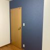 東京都大田区のマンションT様邸で、サンゲツ製クロスを使用しアクセントクロス施工後に明るく生まれ変わった洋室内装