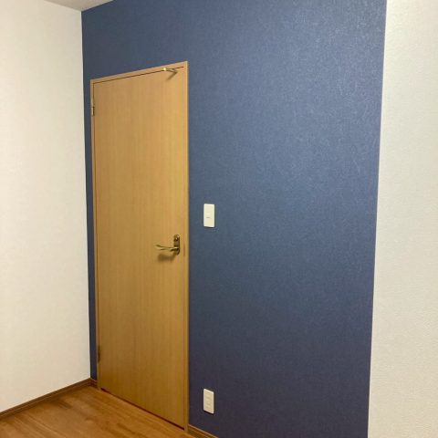 東京都大田区のマンションT様邸で、サンゲツ製クロスを使用しアクセントクロス施工後に明るく生まれ変わった洋室内装