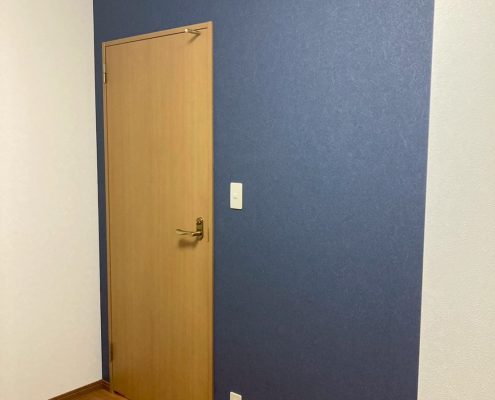 東京都大田区のマンションT様邸で、サンゲツ製クロスを使用しアクセントクロス施工後に明るく生まれ変わった洋室内装