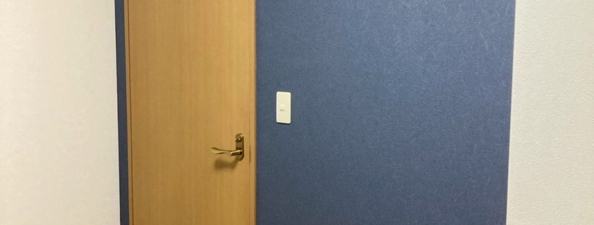 東京都大田区のマンションT様邸で、サンゲツ製クロスを使用しアクセントクロス施工後に明るく生まれ変わった洋室内装