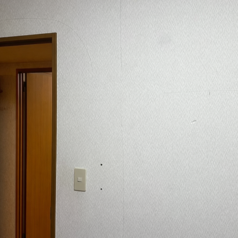 東京都大田区のマンションT様邸にて、クロスの汚れや使用感が目立っていた洋室の施工前の様子
