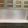 吊戸棚とカウンターの間にモザイク調アクセントクロスを施工したキッチン背面壁の施工後（東京都大田区 マンション）