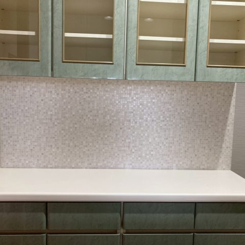 吊戸棚とカウンターの間にモザイク調アクセントクロスを施工したキッチン背面壁の施工後（東京都大田区 マンション）