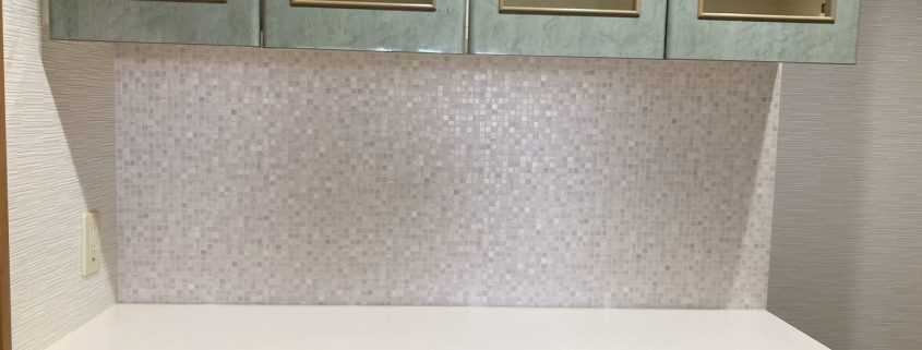 吊戸棚とカウンターの間にモザイク調アクセントクロスを施工したキッチン背面壁の施工後（東京都大田区 マンション）