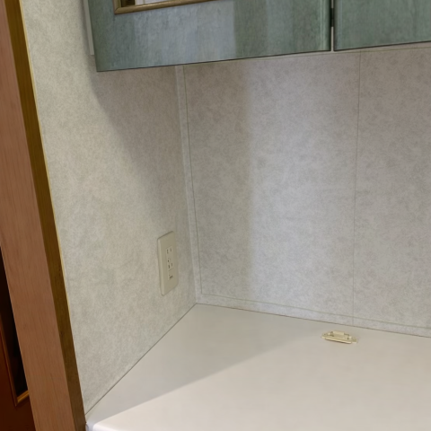 吊戸棚とカウンターの間の壁に汚れやくすみが見られる施工前のキッチン背面壁面（東京都大田区 マンション）