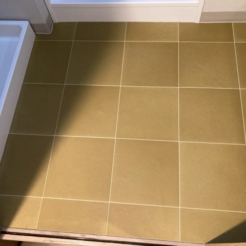 洗面所の床張り替え後の様子。サンゲツHM17039のタイル調フロアで明るく清潔感のある仕上がり（東京都大田区マンション）