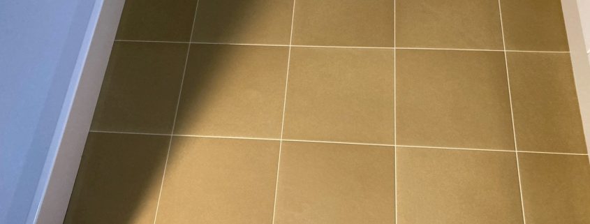 洗面所の床張り替え後の様子。サンゲツHM17039のタイル調フロアで明るく清潔感のある仕上がり（東京都大田区マンション）