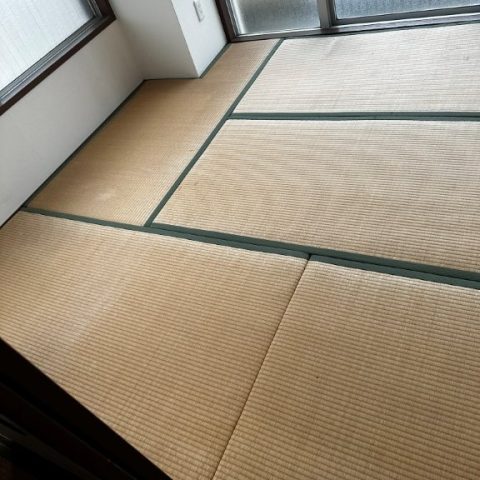 大田区I様邸マンションの和室施工前｜畳敷きの床と掃き出し窓がある室内の様子