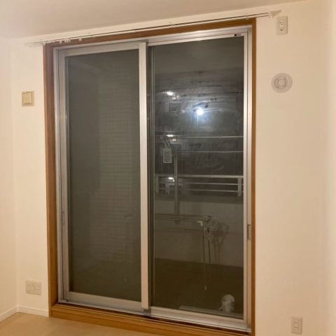 畳撤去後にフローリング施工とカーテンレールを設置した洋室の仕上がり（東京都大田区 マンション）