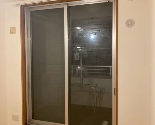 畳撤去後にフローリング施工とカーテンレールを設置した洋室の仕上がり(東京都大田区 マンション)