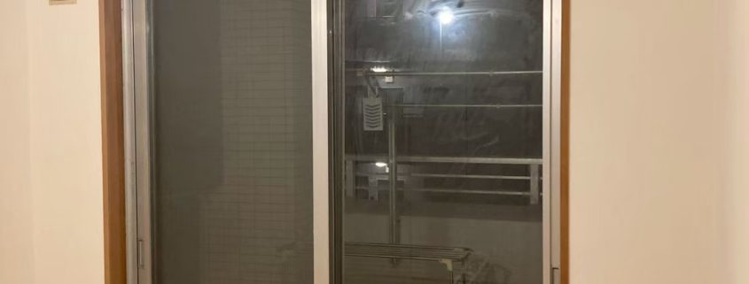 畳撤去後にフローリング施工とカーテンレールを設置した洋室の仕上がり（東京都大田区 マンション）