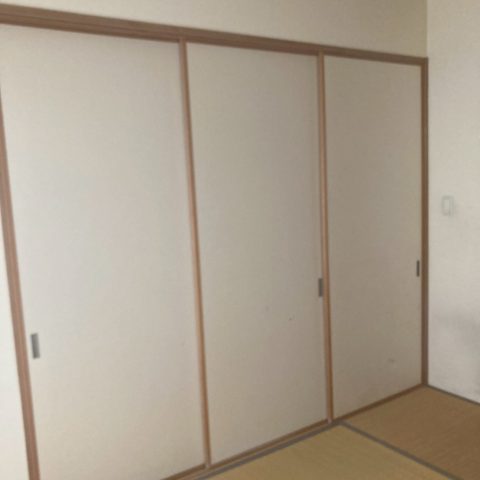 東京都大田区のマンションH様邸における和室の収納引き戸と畳敷き空間の施工前の様子