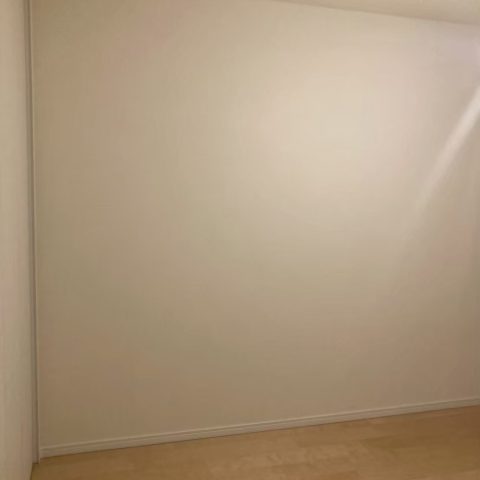 和室を洋室にリフォーム後の室内全体写真|白い壁とフロアタイルで明るくなった空間