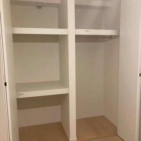 和室の押入れを洋室仕様のクローゼット収納へリフォームした施工後の内部写真