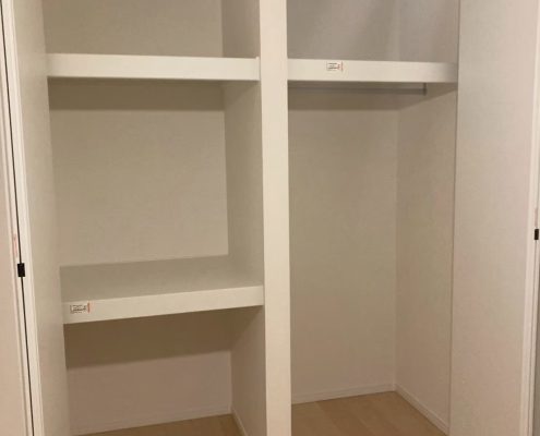 和室の押入れを洋室仕様のクローゼット収納へリフォームした施工後の内部写真
