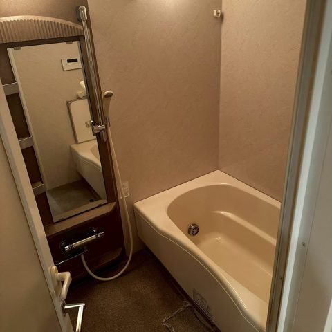 リフォーム前のマンション浴室内部。経年使用により古さが感じられるユニットバス