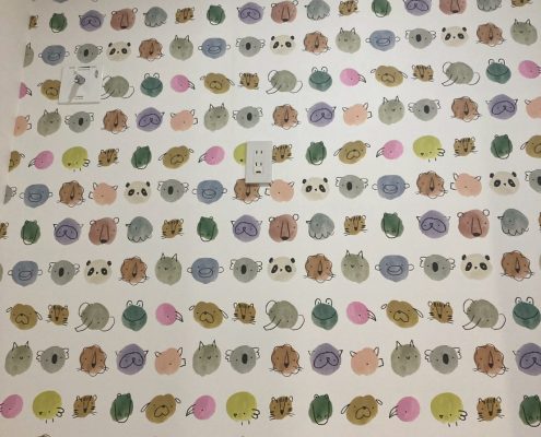 動物柄アクセントクロスを採用した洗面室リフォーム後の壁面