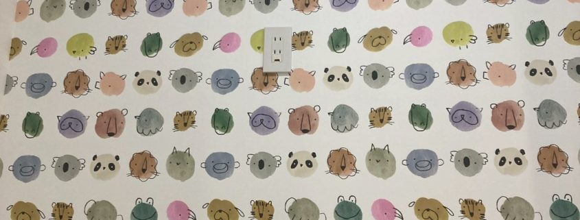 動物柄アクセントクロスを採用した洗面室リフォーム後の壁面