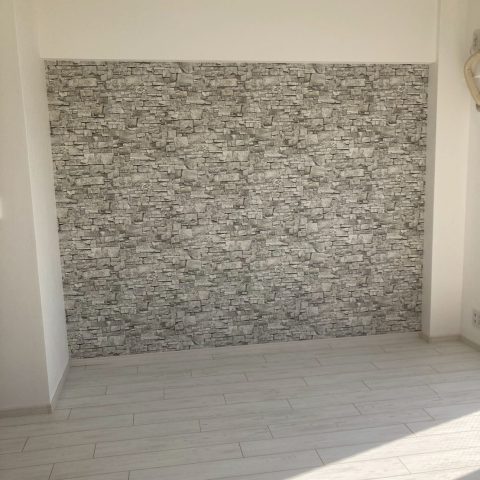 東京都大田区S様邸 リビング内装リフォーム施工後 アッシュホワイトフローリングと石目調アクセントクロス施工