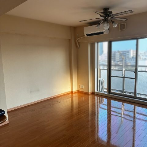 東京都大田区S様邸 マンションリビング内装リフォーム施工前 濃色フローリングとベージュ系クロスの室内