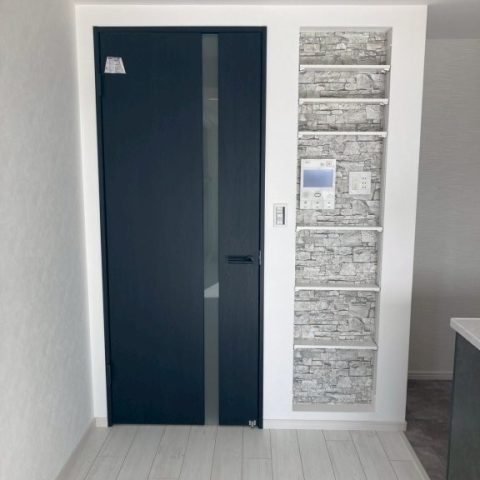 東京都大田区S様邸 リビング壁面リフォーム施工後 石目調アクセントクロスと縦長ニッチ造作