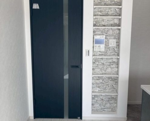 東京都大田区S様邸 リビング壁面リフォーム施工後 石目調アクセントクロスと縦長ニッチ造作