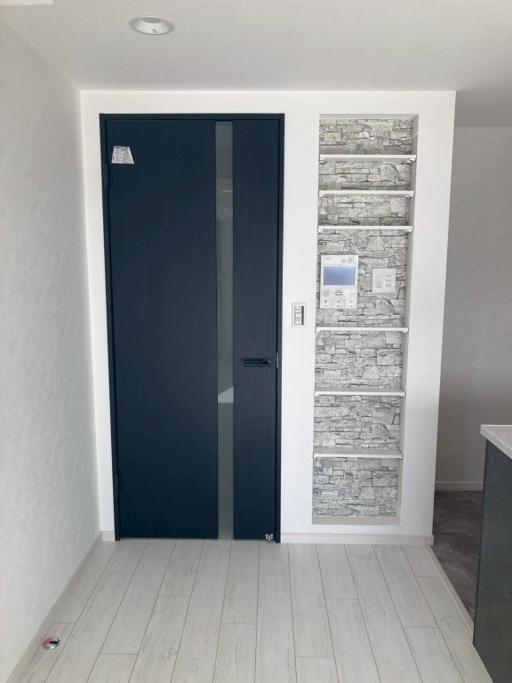 東京都大田区S様邸 リビング施工後 ニッチ造作と石目調アクセントクロス