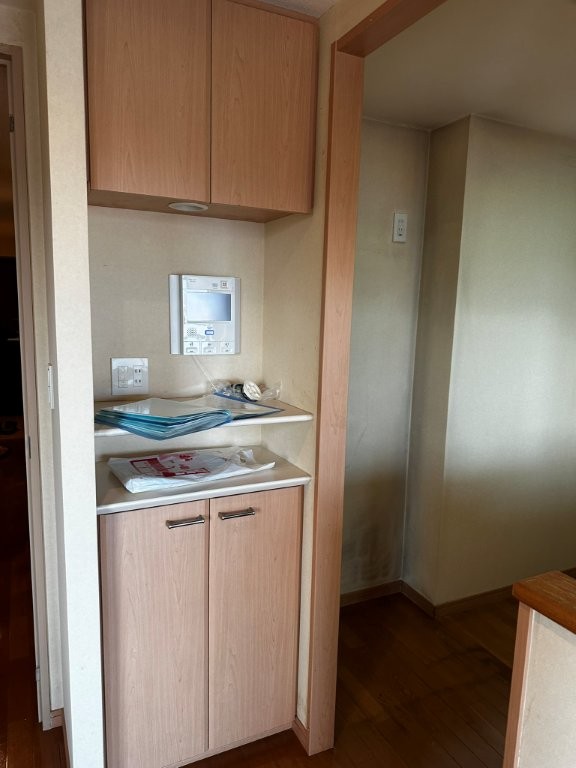 東京都大田区S様邸 リビング施工前 木目カウンター収納と吊戸棚