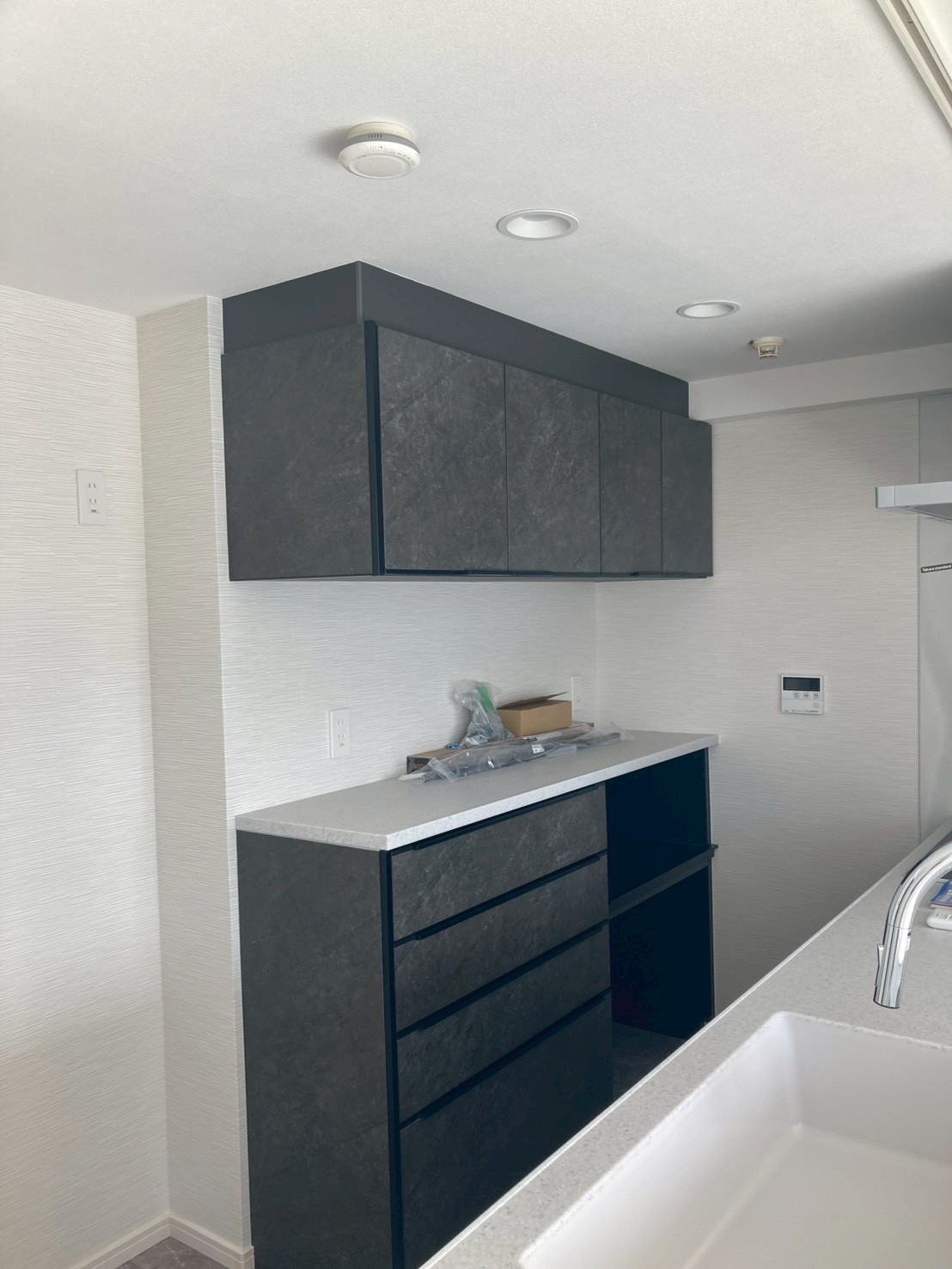 東京都大田区S様邸 キッチンリフォーム施工後 カップボード収納と吊戸棚