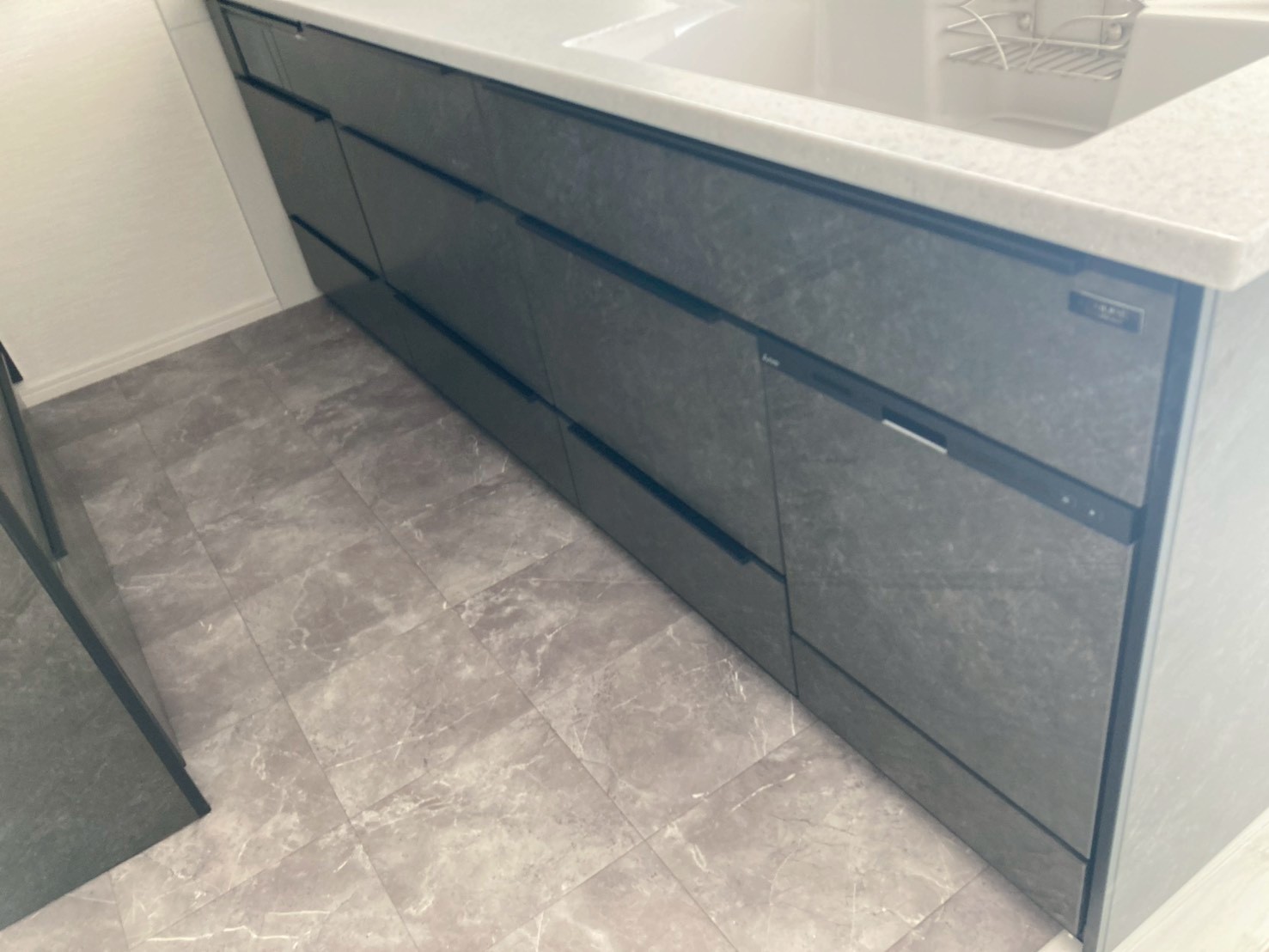 東京都大田区S様邸 キッチンリフォーム施工後 ダークカラーキッチンとアッシュホワイト床