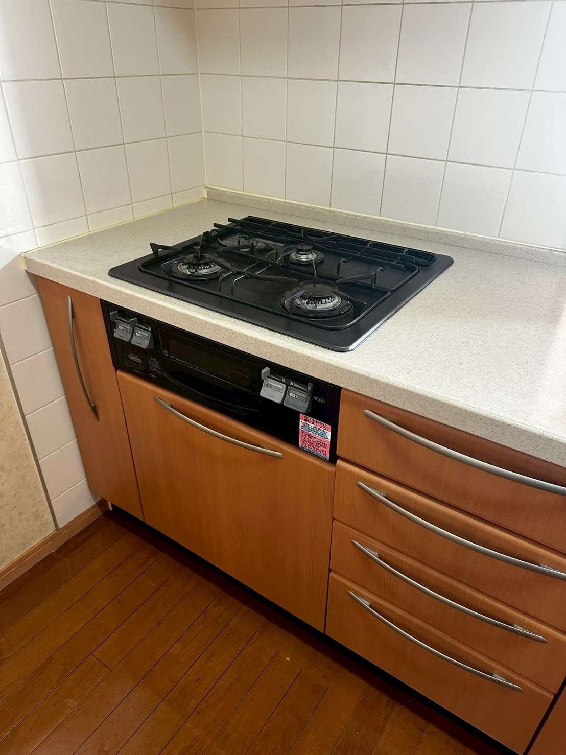 東京都大田区S様邸 キッチン施工前 木目キッチンと濃色フローリングの状態