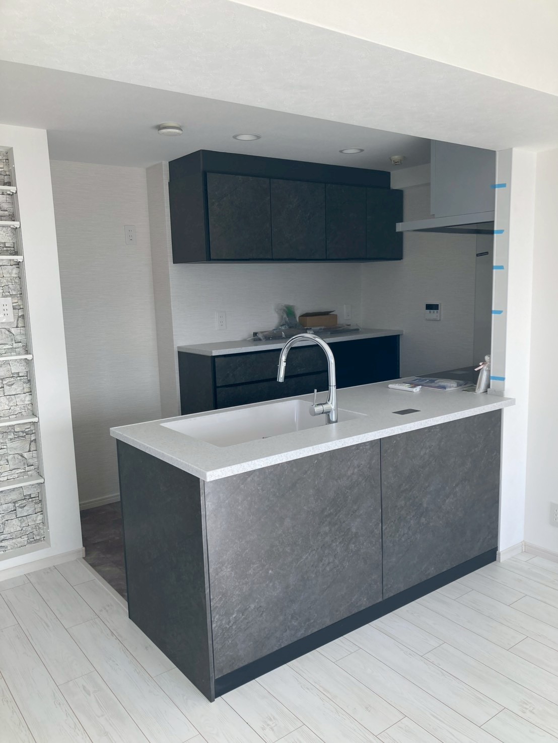 東京都大田区S様邸 キッチン施工後 ダウンライトとダクトレール照明を設置した空間