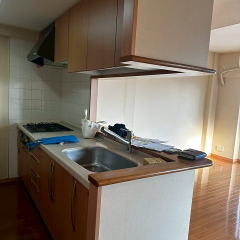 東京都大田区S様邸 キッチンリフォーム施工前 吊戸棚付き対面キッチン 木目キャビネット