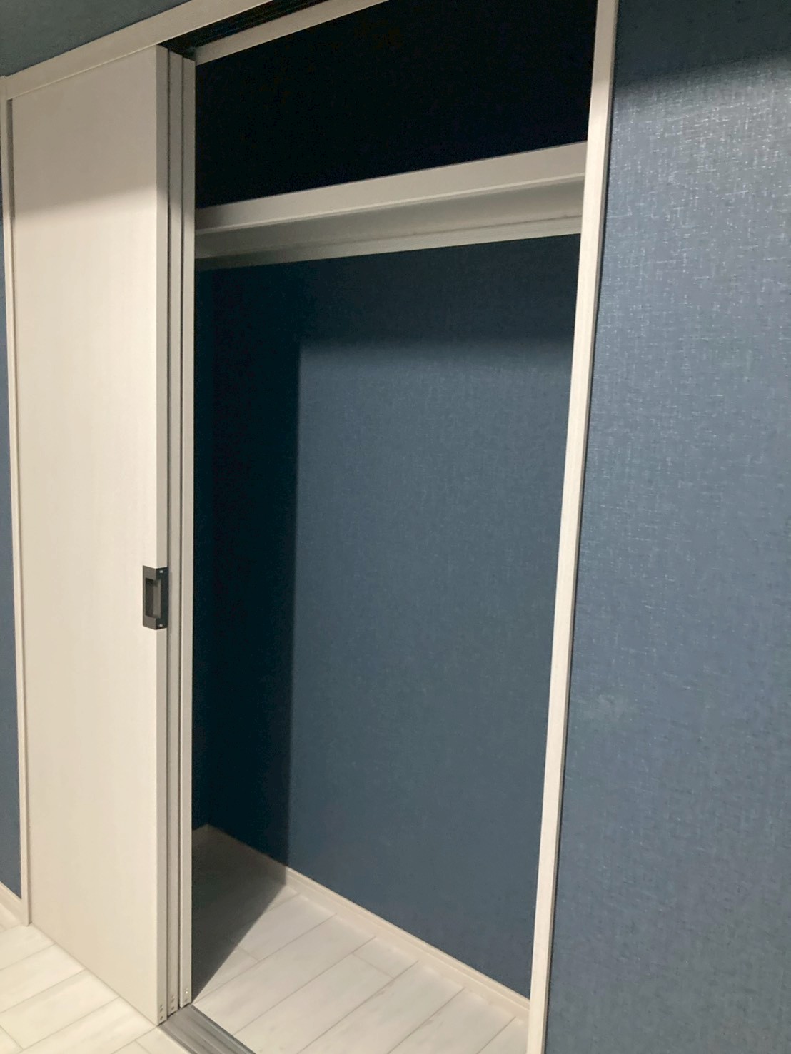 東京都大田区マンション 洋室クローゼットリフォーム施工後 ハンガーパイプ付き収納内部