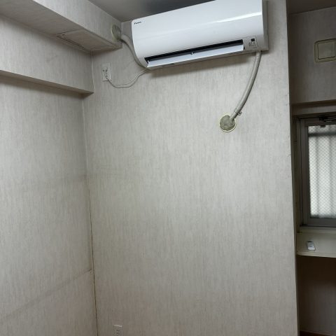 東京都大田区マンション 洋室エアコン配管補修施工前 配管露出と壁面の仕上げ不良