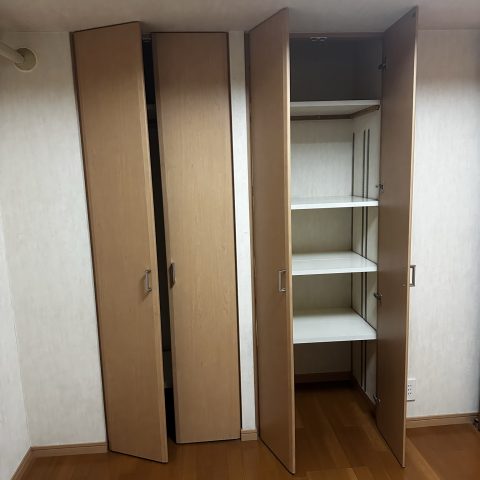 東京都大田区マンション 洋室クローゼットリフォーム施工前 2分割された収納と開き戸