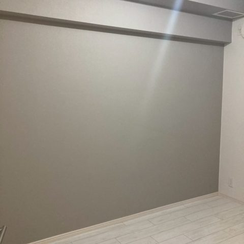 東京都大田区マンション 洋室内装リフォーム施工後 アクセントクロスと白系フローリングで明るくなった室内